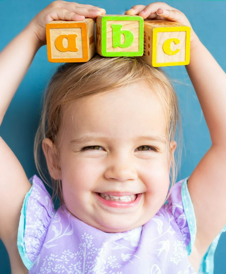 Uśmiechnięte dziecko z&nbsp;klockami