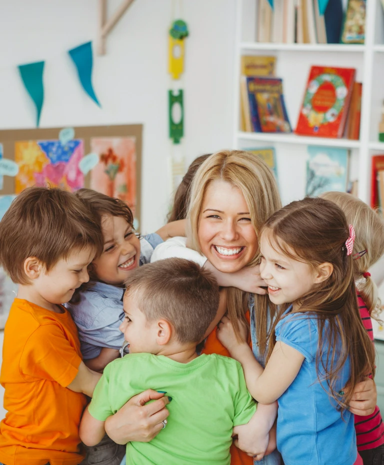 Dzieci z&nbsp;przedszkolanką 