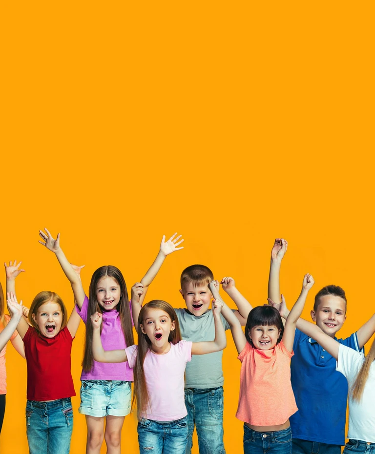 Dzieci na&nbsp;tle żółtej ściany