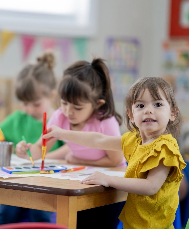 Dzieci podczas malowania