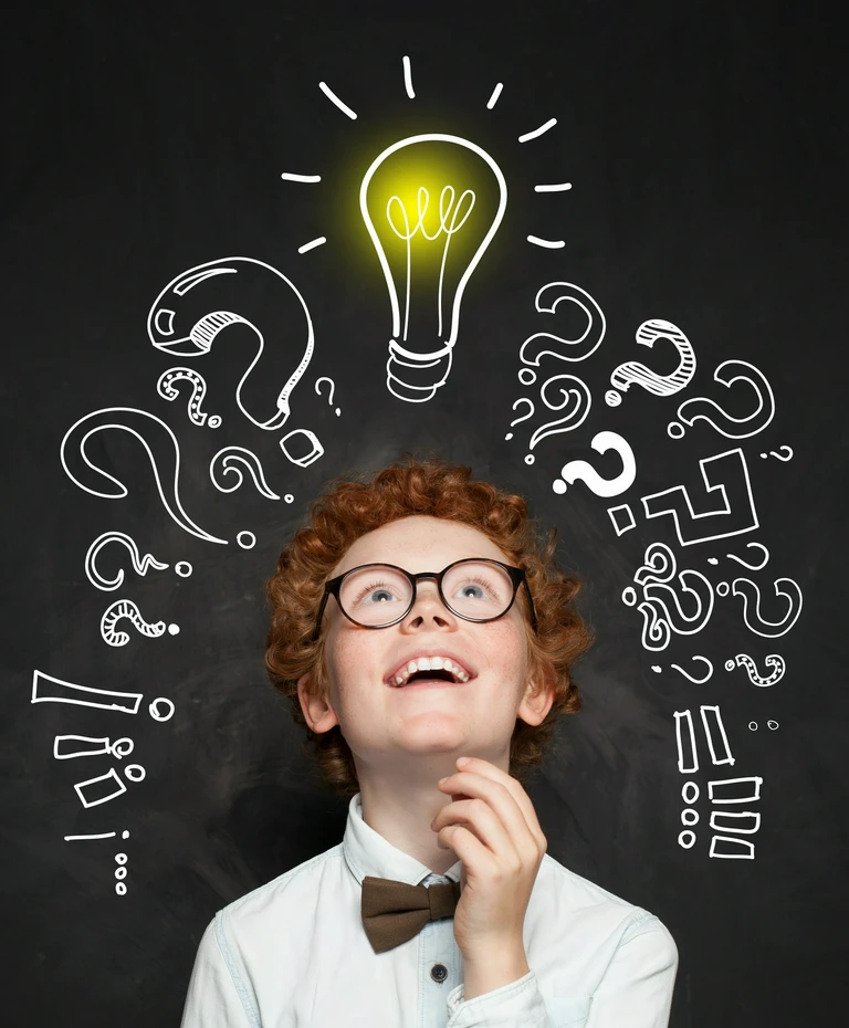 Zaciekawiony chłopczyk